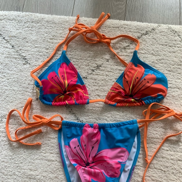 Brand new bikini - Picture 3 of 3